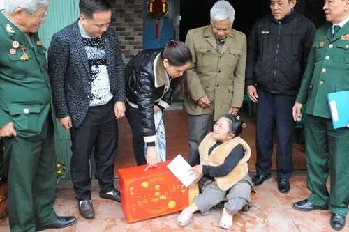Bắc Giang: Công ty TNHH Mạnh Khang Group tặng quà Tết cho các trường hợp khó khăn