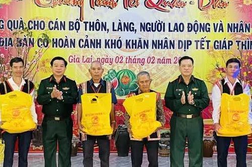 Công ty 75 mang Tết đến cho bà con dân làng