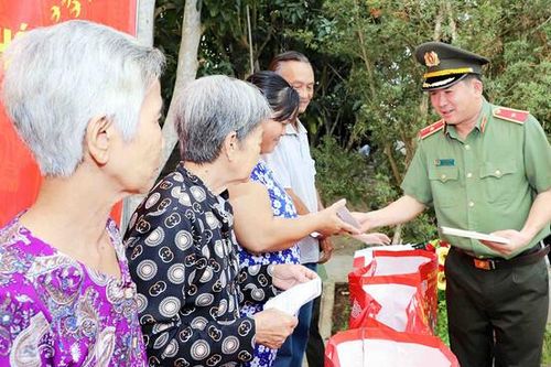 Công an Quảng Ninh trao tặng quà Tết cho người dân có hoàn cảnh khó khăn ở TP Cần Thơ