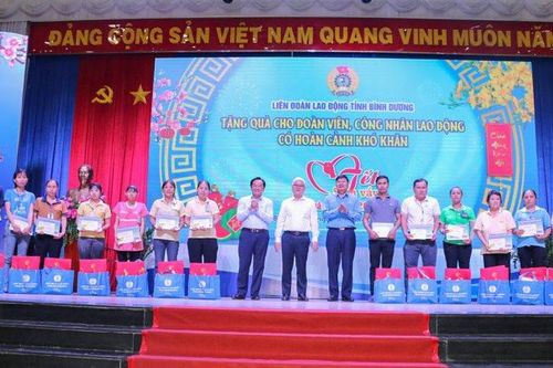 Bình Dương chi hơn 600 tỷ đồng hỗ trợ công nhân lao động khó khăn
