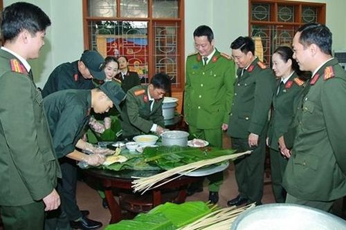 Công an Nghệ An gói, nấu bánh chưng tặng các bệnh nhân