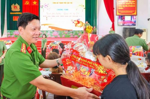 Công an TP Cần Thơ với chương trình 'Xuân yêu thương – Cùng em vui Tết'