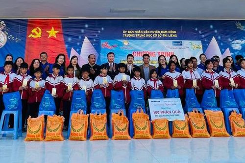 Hội Khuyến học tỉnh Lâm Đồng trao 500 phần quà Tết tặng học sinh khuyến tật, mồ côi, hộ nghèo