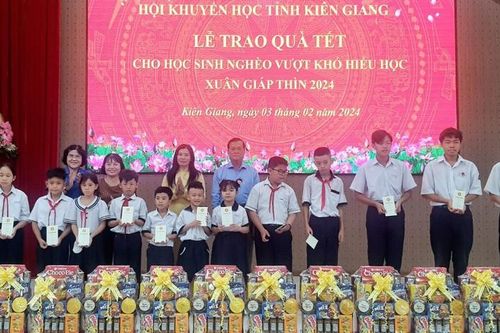 Hội Khuyến học tỉnh Kiên Giang trao 300 suất quà Tết tặng học sinh vượt khó, hiếu học