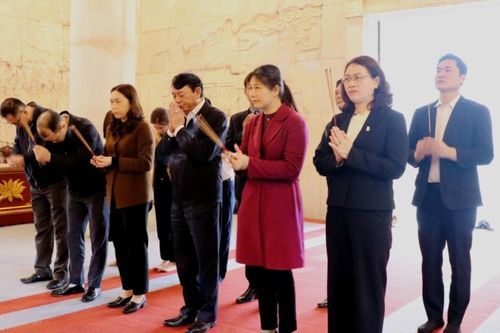 Chủ tịch UBND tỉnh Hoàng Xuân Ánh dâng hương Đền thờ Chủ tịch Hồ Chí Minh