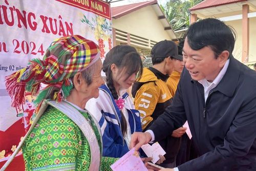 Chủ tịch UBND tỉnh Hoàng Xuân Ánh chung vui, đón Tết với đồng bào tại huyện Hà Quảng