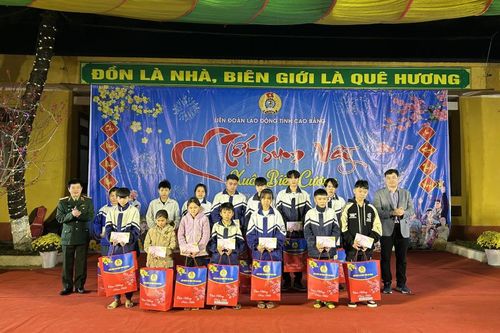 Chương trình 'Tết Sum vầy - Xuân Biên cương' tại Đồn Biên phòng Cần Yên