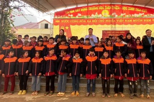 Thứ trưởng, Phó Chủ nhiệm Ủy ban Dân tộc Nông Thị Hà tặng quà tết tại huyện Hà Quảng