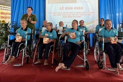 Công an TPHCM mang món quà Xuân ấm áp đến những 'nhân khẩu đặc biệt'