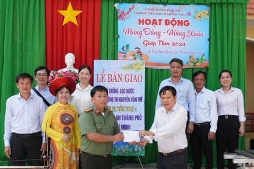 Mang nước sạch đến với các em học sinh miền biên viễn
