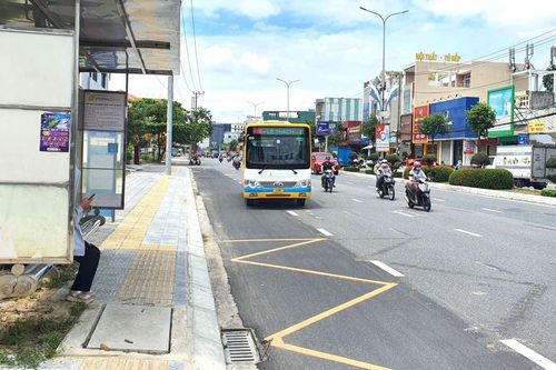 Dừng xe ở điểm đón khách của xe buýt có bị xử phạt?
