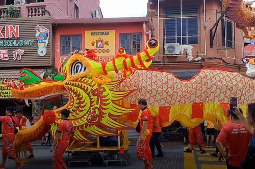 Đèn lồng khổng lồ dài 179 m diễu hành trên đường phố Malaysia