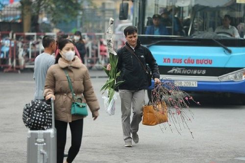 Vé phương tiện đắt đỏ, người dân tìm mọi cách tiết kiệm chi phí về quê ăn Tết