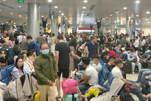 Sân bay đông nghẹt, ùn tắc khắp nơi