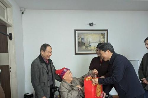 Mang xuân ấm đến gia đình chính sách, người có hoàn cảnh khó khăn phường Dịch Vọng
