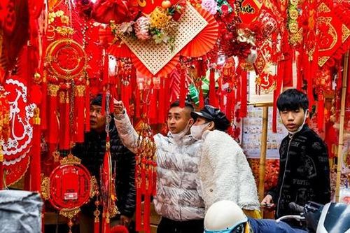 Phố cổ Hà Nội ngập tràn không khí Tết, câu đối đỏ có giá bán từ 80.000 đồng