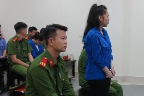 Hai cô gái giàu có và hành tung lạ lùng