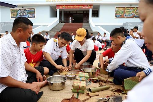 Quân dân ở Trường Sa thi gói bánh chưng đón Tết