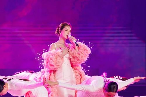 Chi Pu tỏa sáng trong màn trình diễn tại chung kết chương trình 'Chị đẹp đạp gió rẽ sóng'