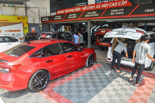 Garage, cửa hàng phụ kiện ôtô tấp nập ngày 25 tháng Chạp