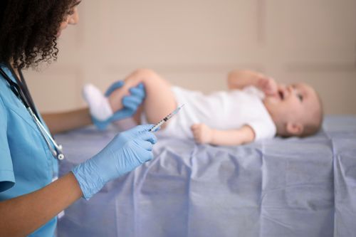 Mọi em bé chào đời đều nên tiêm vaccine này