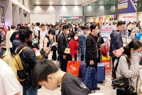 Hàng nghìn người chen chúc ở sân bay Tân Sơn Nhất để về quê ăn Tết