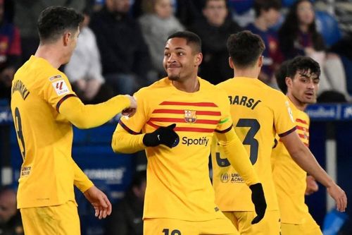 Sao trẻ Brazil ghi bàn và nhận thẻ đỏ sau 13 phút, Barcelona thắng trận thứ 2 liên tiếp