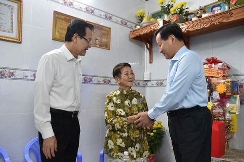 Phó Thủ tướng Lê Minh Khái thăm, tặng quà Tết tại An Giang