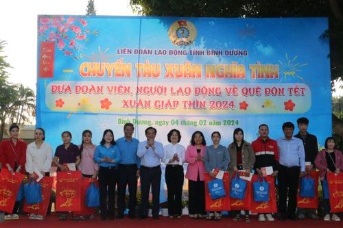 Chuyến tàu Xuân nghĩa tình và Chuyến xe năng lượng 0 đồng đưa công nhân về quê đón Tết