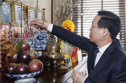 Chủ tịch nước dâng hương tưởng nhớ các đồng chí Lãnh đạo Đảng, Nhà nước đã từ trần và chúc Tết các đồng chí nguyên Lãnh đạo Đảng, Nhà nước