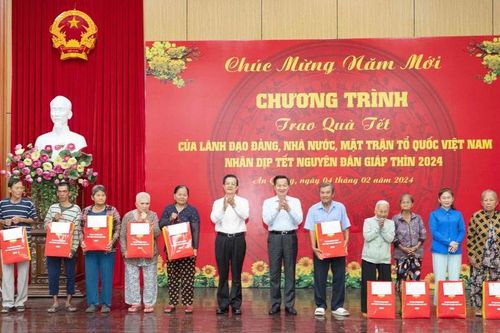 Chăm lo Tết cho người có công và người nghèo