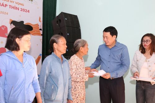 Thứ trưởng Bộ Công an Lê Quốc Hùng tặng 1000 phần quà các hộ gia đình có hoàn cảnh khó khăn