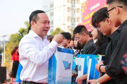 'Hành trình mùa Xuân' đưa sinh viên, giảng viên ĐHQG TP. HCM về quê đón Tết
