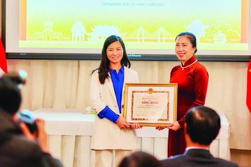 Nữ tiến sĩ vì cộng đồng