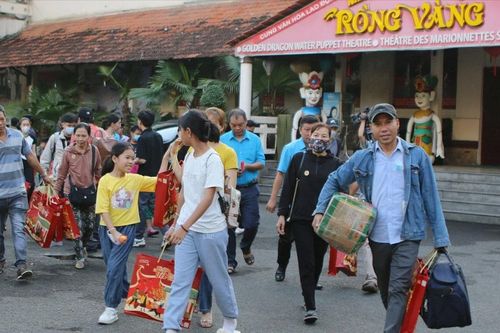 Hơn 200 lao động tự do về quê đón tết trên 'Chuyến xe mùa Xuân'