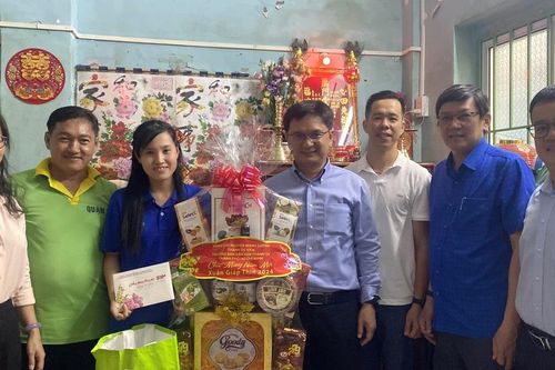 Trưởng Ban Dân vận Thành ủy TPHCM Nguyễn Mạnh Cường thăm, chúc tết cán bộ dân vận khó khăn