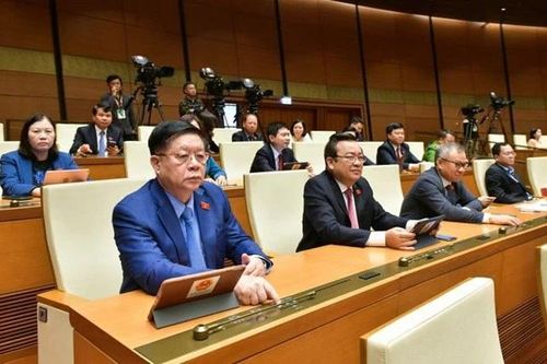 Chủ tịch Quốc hội Vương Đình Huệ ký chứng thực Luật Đất đai (sửa đổi)