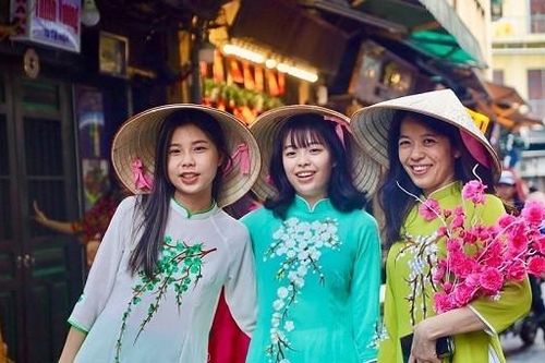 Các cô gái trẻ 'bắt trend' chụp ảnh áo dài đón Tết