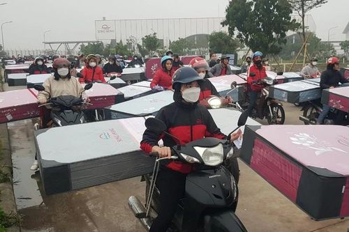 Thưởng Tết bằng hiện vật và những hình ảnh 'cười ra nước mắt'