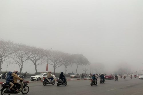 Sương mù phủ Hà Nội, xe cộ phải bật đèn để di chuyển?