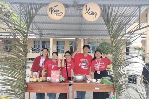 Thầy trò vùng đất mũi tất bật 'Du Xuân chợ Tết'