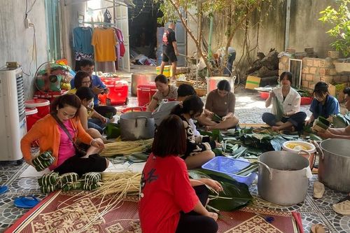 Thầy, trò ở Kon Tum mang Tết đến bệnh nhân