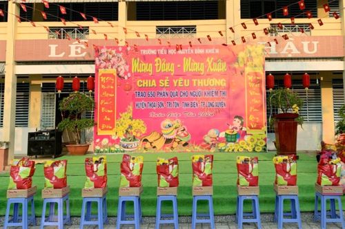 Trao 650 phần quà cho người khiếm thị khó khăn vui Tết Giáp Thìn