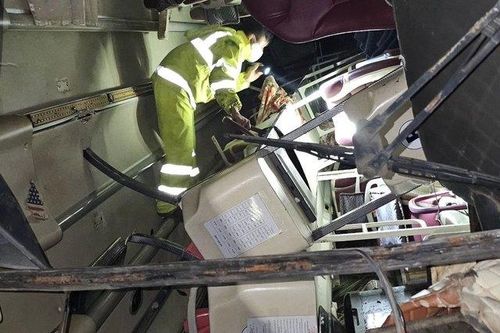 Kon Tum: Xe khách lao xuống vực sâu trong đêm, hàng chục người hoảng loạn kêu cứu