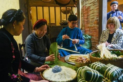 Trải nghiệm gói bánh chưng tại Ngôi nhà di sản
