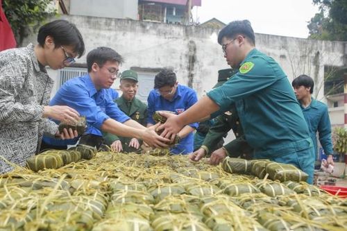 Hà Nội: Gói 1 nghìn chiếc bánh chưng tặng cho những người có hoàn cảnh khó khăn