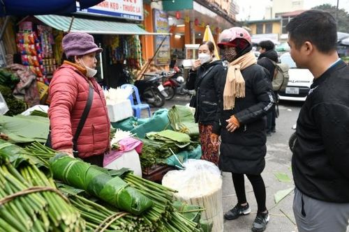 Chợ bán lá dong ở Hà Nội tất bật người mua dịp cận Tết Nguyên đán 2024