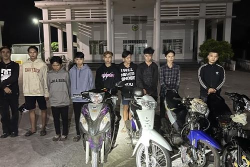 Bắt giữ nhóm thanh niên tụ tập cổ vũ đua xe trái phép