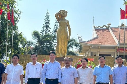 Thứ trưởng Nguyễn Thanh Tịnh, nguyên Phó Chủ tịch UBND tỉnh Bà Rịa - Vũng Tàu dự lễ viếng Anh hùng LLVT Võ Thị Sáu và tặng quà gia đình chính sách
