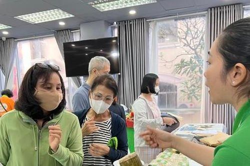 Đặc sản từ 30 tỉnh thành 'đổ bộ' chợ Tết TPHCM